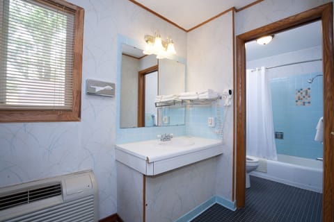 Standard Room, 1 Queen Bed, Non Smoking, City View | Bathroom | Shower, free toiletries, hair dryer, towels