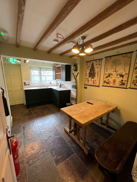 Family Cottage, Ensuite (Cottage 17, next door ) | Shared kitchen | Highchair