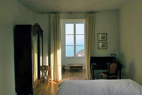 Free cribs/infant beds, free WiFi, bed sheets