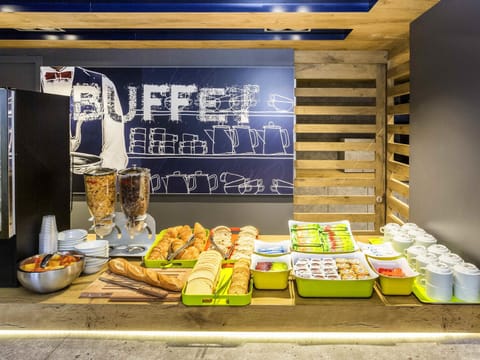 Daily to-go breakfast (EUR 8.50 per person)