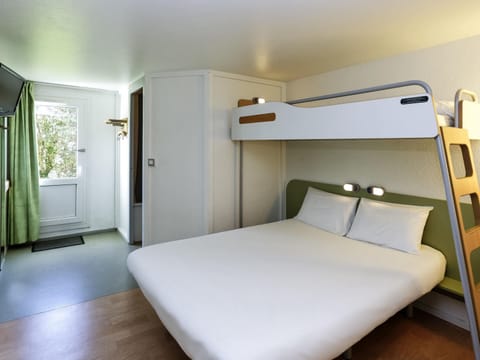 Triple Room, Multiple Beds | Premium bedding, desk, free WiFi, bed sheets