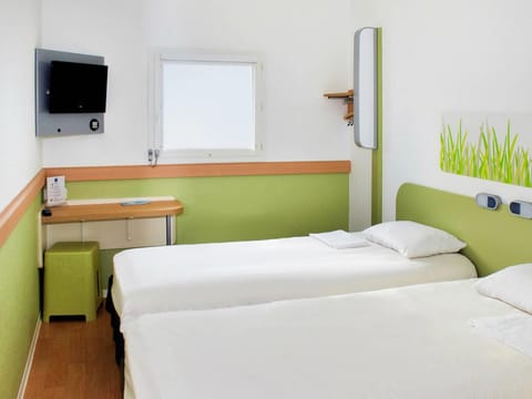 Twin Room, 2 Twin Beds | Desk, free WiFi, bed sheets