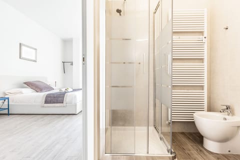 Executive Suite | Bathroom | Shower, free toiletries, hair dryer, bidet