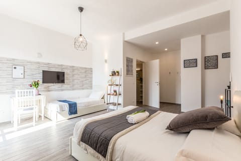 Executive Suite | Egyptian cotton sheets, premium bedding, down comforters, minibar