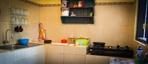 Coffee/tea maker, cookware/dishes/utensils