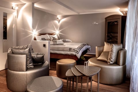 Junior Suite, Balcony | Living area | IPad, books