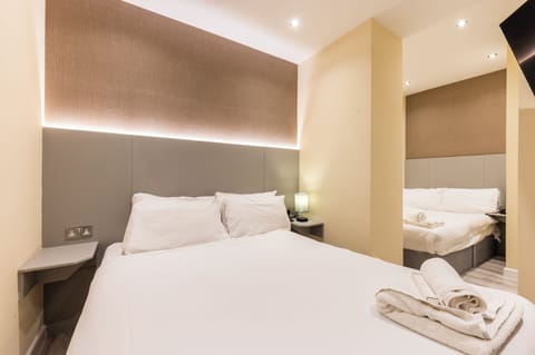 Luxury Triple Room, Ensuite | Desk, iron/ironing board, free WiFi, bed sheets