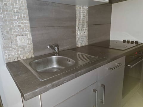 Basic Townhome | Private kitchen | Fridge, microwave, coffee/tea maker, electric kettle