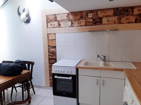 Comfort House | Private kitchen | Fridge, microwave, coffee/tea maker, electric kettle
