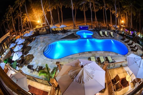 Outdoor pool, pool umbrellas, sun loungers