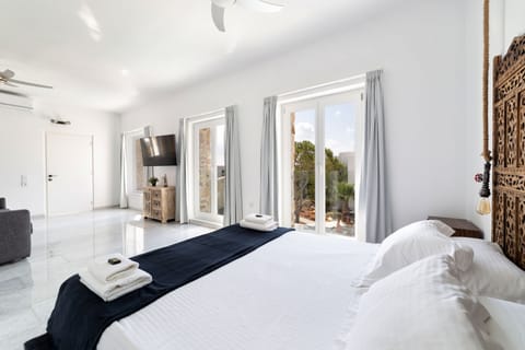 Villa, Poolside | City view