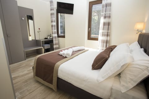 Classic Double Room | Egyptian cotton sheets, premium bedding, pillowtop beds, minibar