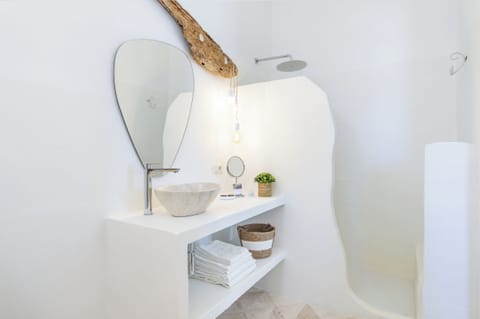 Deluxe Double Room | Bathroom | Free toiletries, hair dryer, bidet, towels