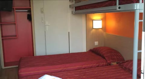 Standard Room, 3 Twin Beds | Desk, free WiFi, bed sheets