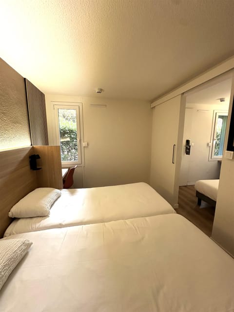 Desk, laptop workspace, soundproofing, free WiFi