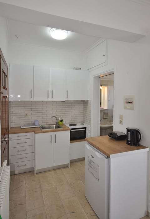 Studio | Private kitchen | Mini-fridge, oven, electric kettle, toaster