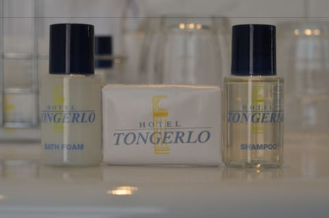 Combined shower/tub, free toiletries, hair dryer, towels