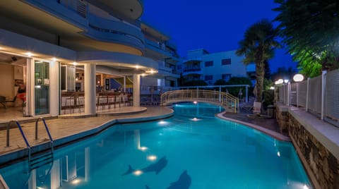 Seasonal outdoor pool, pool umbrellas, sun loungers
