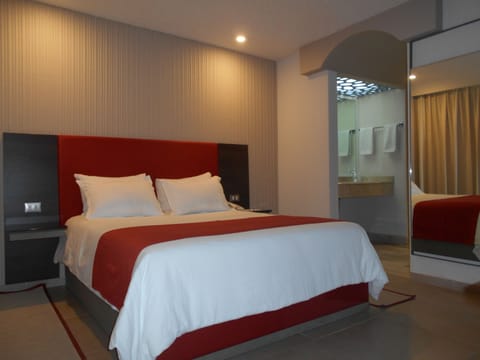 Premium bedding, in-room safe, desk, blackout drapes