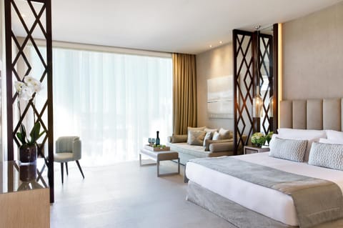 Minibar, in-room safe, desk, iron/ironing board