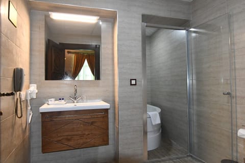 Deluxe Suite | Bathroom | Deep soaking tub, free toiletries, hair dryer, slippers
