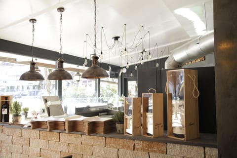 Breakfast, lunch, dinner served; Regional cuisine, alfresco dining 