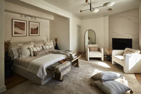 Deluxe Double Room, 1 King Bed | Individually decorated, individually furnished, iron/ironing board