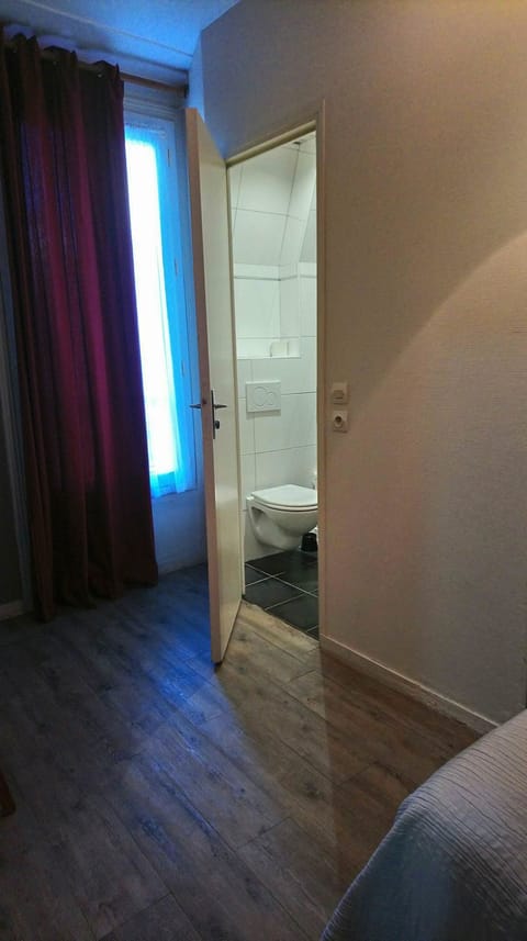 Double Room | Desk, free WiFi, bed sheets