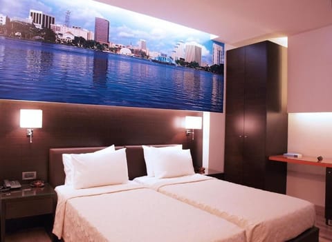 In-room safe, laptop workspace, blackout drapes, iron/ironing board