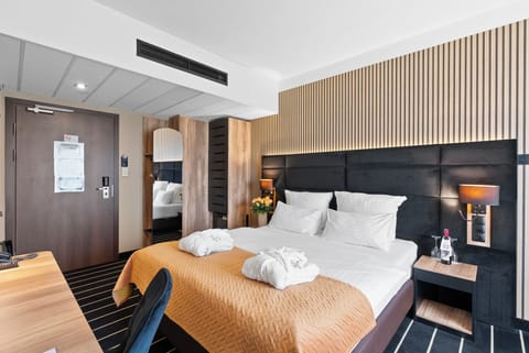 Double Room, Bathtub | In-room safe, desk, iron/ironing board, free WiFi