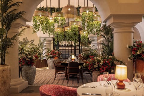 6 restaurants; breakfast, lunch, and dinner served