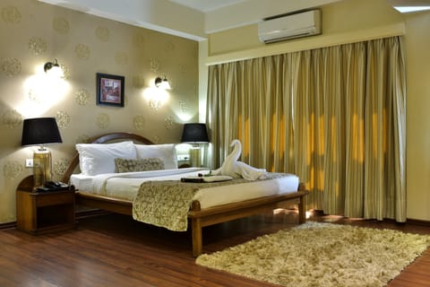 Executive Studio Suite | Minibar, in-room safe, desk, soundproofing