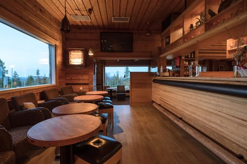 2 bars/lounges