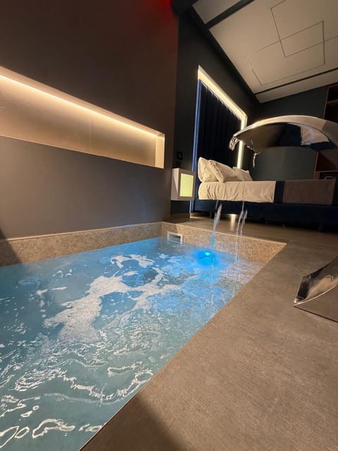 Junior Studio Suite | In-room safe, desk, free WiFi, bed sheets