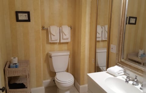 Deluxe King Room | Bathroom | Free toiletries, hair dryer, towels, shampoo