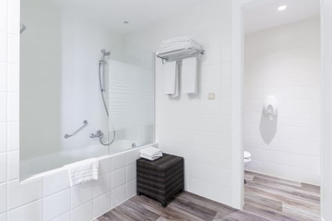 Superior Room, Terrace, Sea View | Bathroom | Combined shower/tub, deep soaking tub, free toiletries, hair dryer