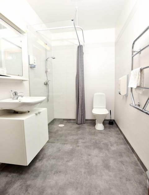 Family Quadruple Room | Bathroom | Shower, rainfall showerhead, towels, soap