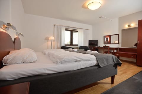 Family Quadruple Room | Premium bedding, down comforters, pillowtop beds, desk