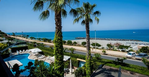 Outdoor pool, pool umbrellas, sun loungers