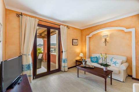 Wellness Presidential Suite | Living area | 32-inch flat-screen TV with digital channels, TV