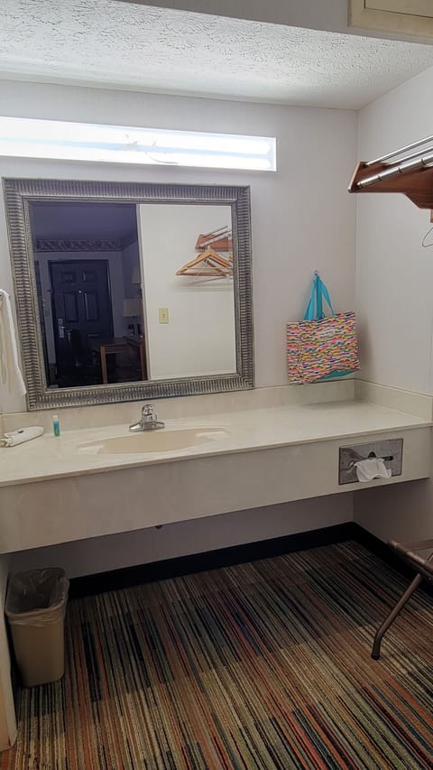 Combined shower/tub, free toiletries, towels