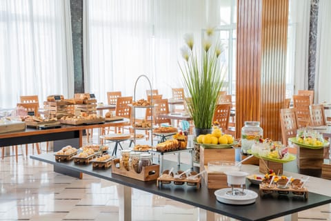 Free daily buffet breakfast