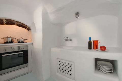 House, 1 Bedroom | Private kitchen | Fridge, oven, coffee/tea maker, cookware/dishes/utensils