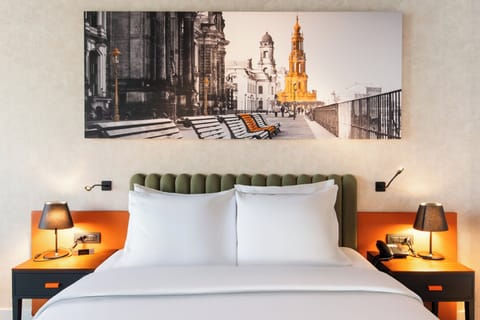 Hypo-allergenic bedding, minibar, in-room safe, desk