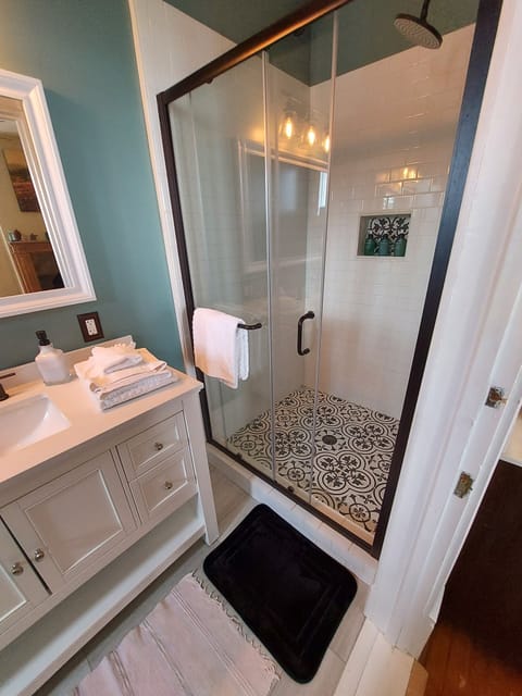 Comfort Room, 1 King Bed | Bathroom | Hair dryer, towels