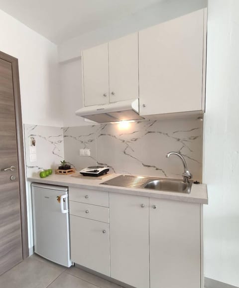 Fridge, stovetop, electric kettle, cookware/dishes/utensils