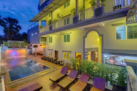 Outdoor pool, sun loungers