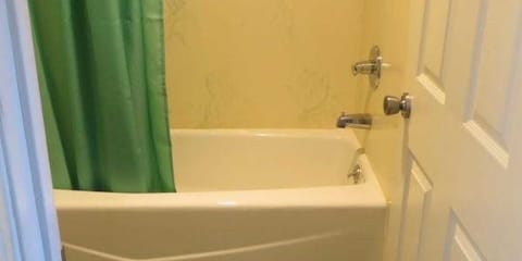 Combined shower/tub, free toiletries, towels