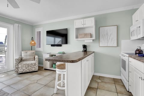 Exclusive Suite, 1 King Bed with Sofa bed, Kitchen, Ocean View | In-room dining