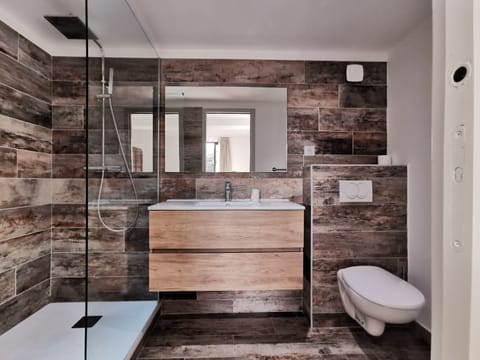 Triple Room | Bathroom | Shower, hair dryer, towels